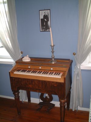 ハメーンリンナの生家にある幼少期に弾いていたオルガン