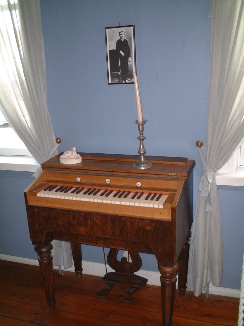 ハメーンリンナの生家にある幼少期に弾いていたオルガン